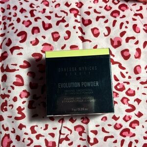 BNIB & sealed Danessa Myricks beauty Evolution Powdwer